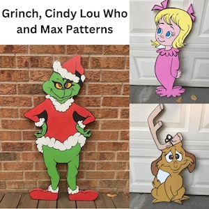 Peut inclure: Découpes en bois du Grinch, Cindy Lou Who et Max du film Le Grinch. Le Grinch est vert avec un costume de Père Noël rouge. Cindy Lou Who porte une chemise de nuit rose. Max est un chien brun avec des bois.