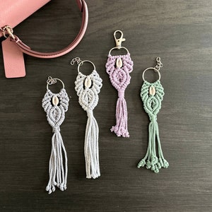 Portachiavi in conchiglia di ciprea in macramè, regalo per la sua borsa, ciondolo personalizzato, cordino personalizzato per damigella d&#39;onore boho, bomboniera fatta a mano, idea per etichetta per borsa