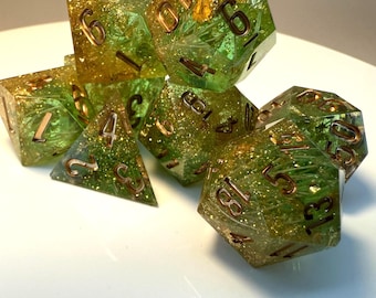 Juego de dados de 8 piezas de Druida Ranger "Golden Grove" hecho a mano para RPG, TTRPG, Dungeons & Dragons/Pathfinder (DEFECTUOSO)