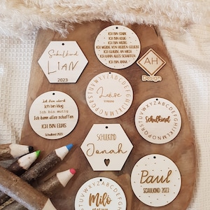 Schulkind 2025 personalisierter Schultüte Schultütenanhänger Name Holz rund Hexagon Einschulung Affirmation Zuckertüte Anhänger Schulranzen
