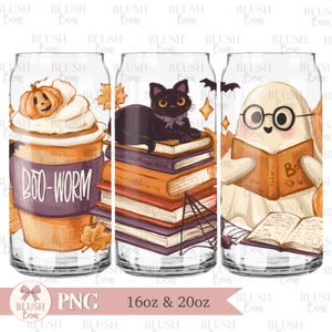 以下が含まれることがあります： ハロウィーンをテーマにしたデザインの、透明なガラス製の缶型タンブラー3個。1つはカボチャのラテとカボチャ、「BOO-WORM」の文字が特徴です。もう1つは本の上に黒猫がいます。最後は本を読むお化けです。
