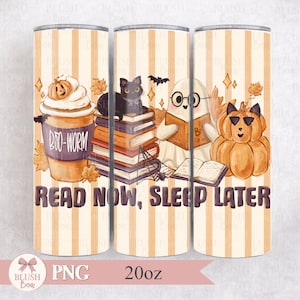 以下が含まれることがあります： ハロウィーンをテーマにした20オンスのタンブラー。デザインは、カボチャの入ったコーヒーカップ、本の上にいる黒猫、読書をする幽霊、サングラスをかけたカボチャが特徴です。「READ NOW, SLEEP LATER」というテキストが表示されています。