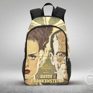 Może przedstawiać: Czarny plecak z vintage'owym wzorem plakatu przedstawiającym Pannę Młodą Frankensteina. Plakat ma żółte tło z czarnym tekstem, który brzmi "The Monster Demands a Mate! The Bride of Frankenstein".