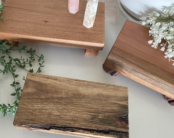 Bandeja de exhibición artesanal con soporte de madera