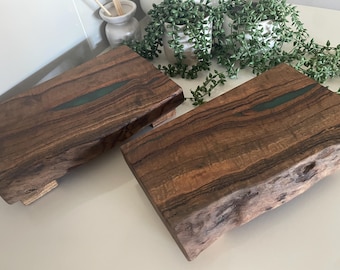 Soporte de exhibición elevador de madera y resina verde.