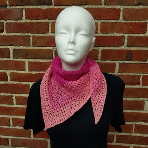 Hand-knitted triangular scarf, pink gradient // knitted bandana made of merino wool