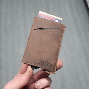 Billetera minimalista personalizada de cuero genuino con solapa desplegable. Tarjetero unisex con bolsillo delantero y trasero y grabado personalizado.
