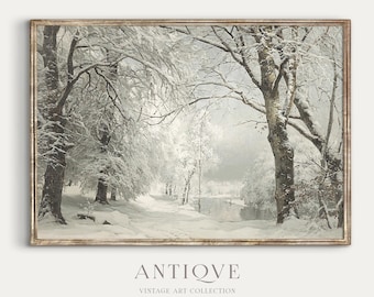 Könnte beinhalten: Ein Vintage-Gemälde, das eine verschneite Waldszene mit einem Weg zu einem See zeigt. Die Bäume sind mit Schnee bedeckt und der Himmel ist hellblau. Das Gemälde ist in einem einfachen Holzrahmen gerahmt.