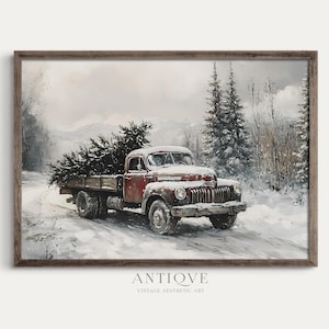 Könnte beinhalten: Ein roter Oldtimer-LKW mit einer Holzpritsche transportiert einen großen Weihnachtsbaum durch einen verschneiten Wald. Der LKW fährt auf einer unbefestigten Straße mit Schnee auf beiden Seiten. Die Bäume im Hintergrund sind mit Schnee bedeckt und in der Ferne sind Berge zu sehen.