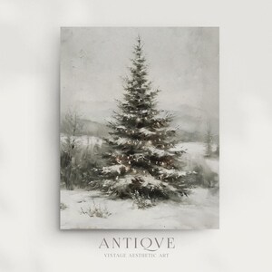 Könnte beinhalten: Ein Aquarellbild eines schneebedeckten Weihnachtsbaums mit weißen Lichtern in einer winterlichen Waldszene. Der Baum befindet sich in der Mitte des Bildes und ist von schneebedeckten Bäumen und Büschen umgeben. Der Himmel ist hellgrau und es fällt leicht Schnee.