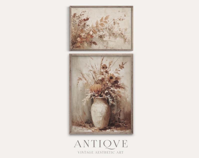 Puede incluir: Dos pinturas enmarcadas con una est&eacute;tica vintage. La pintura superior presenta una rama de hojas y flores secas en tonos marrones y beige. La pintura inferior presenta un jarr&oacute;n lleno de flores secas y una peque&ntilde;a calabaza en tonos marrones, beige y naranja.