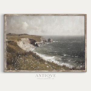 Puede incluir: Una pintura vintage de una costa rocosa con vista al océano. La pintura está realizada en tonos apagados de azul, verde y marrón, y tiene un toque suave y de ensueño.