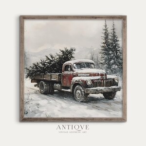Könnte beinhalten: Ein roter Oldtimer-LKW mit einer Holzpritsche transportiert einen großen Weihnachtsbaum durch eine verschneite Landschaft. Der LKW fährt auf einer unbefestigten Straße mit Schnee auf beiden Seiten. Im Hintergrund befinden sich hohe Kiefern, die ebenfalls mit Schnee bedeckt sind.