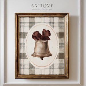 Pode incluir: Uma impressão de arte emoldurada com um sino metálico encimado por um laço vermelho escuro, centrado numa moldura oval sobre um fundo xadrez cinzento e branco. O texto ANTIQVE VINTAGE AESTHETIC ART está impresso no topo da moldura.