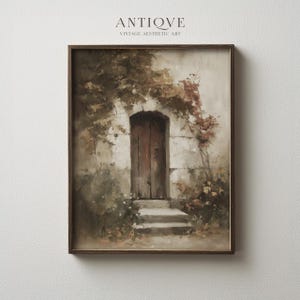 Puede incluir: Impresión artística estética vintage enmarcada que representa una puerta de madera desgastada en una pared de piedra. La obra de arte incluye unos escalones que conducen a la puerta, con follaje y flores alrededor de la entrada. El texto "ANTIQVE VINTAGE AESTHETIC ART" está en la parte superior.