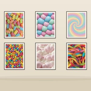 Peut inclure: Six cadres présentent des bonbons colorés. Les impressions présentent des oursons en gélatine, du bubble-gum, un tourbillon pastel, des jelly beans, des guimauves et des vers de gomme. Les impressions sont affichées sur un mur neutre.