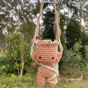 Szydełkowy dodatek do lusterka samochodowego Baby Groot – ręcznie robiony