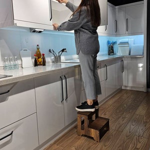 Houten kruk met 2 treden Lichtgewicht, duurzaam, antislip, eenvoudige montage voor keukens, badkamers en meer Nodig voor elke huisbenodigdheden afbeelding 2