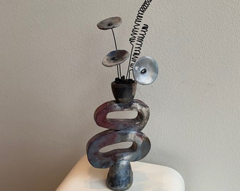 Besonderes Vase mit Blüten, Kunstobjekt, Keramik, Rauchbrand, Einzelstück, handgemacht mit Liebe, Geburtstagsgeschenk