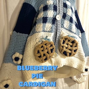 Könnte beinhalten: Häkelanleitung für einen blau-weißen Cardigan mit Blaubeerkuchen-Taschen. Der Text "Blueberry Pie Cardigan Pattern" ist in blauen Buchstaben auf weißem Hintergrund geschrieben.