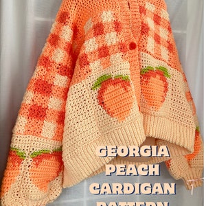 Puede incluir: Un patrón de cárdigan de ganchillo con un diseño de melocotón. El patrón se llama "Georgia Peach Cardigan Pattern".