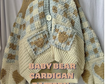 Puede incluir: Un patrón de cárdigan de ganchillo con un diseño de osito de peluche. El cárdigan está hecho con una mezcla de hilo beige, marrón y azul. El patrón incluye instrucciones para tejer el cárdigan, así como el diseño del osito.
