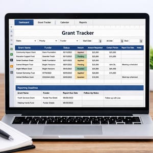Op de afbeelding: Een laptop met een "Grant Tracker" spreadsheet. Het scherm toont informatie over subsidies, inclusief naam, financier, status en bedragen. Een notitieblok en pen liggen ernaast.