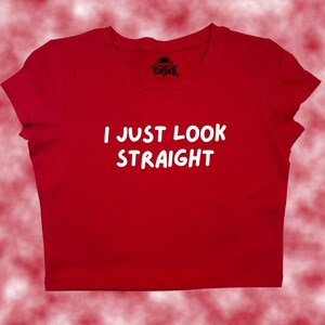 Ich Schaue Gerade Gerade Crop Top | witzig bauchfrei | Y2K Bauchfreies Top | Baby T-Shirt | Niedliches Crop-Top | Stolz