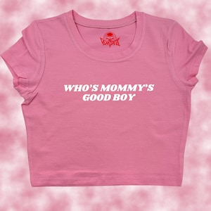 Wer ist Mamas guter Junge Crop Top | witzig bauchfrei | Y2K Bauchfreies Top | Baby T-Shirt | Süßes Crop Top