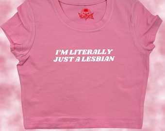 Puede incluir: Camiseta rosa de corte corto con el texto "I'm literally just a lesbian" en letras blancas.