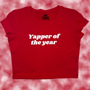 Yapper Des Jahres Crop Top | witzig bauchfrei | Y2K Bauchfreies Top | Baby T-Shirt | Süßes Crop Top