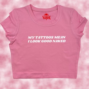 Meine Tattoos bedeuten, ich sehe gut aus Naked Crop Top | witzig bauchfrei | Y2K Bauchfreies Top | Baby T-Shirt | Süßes Crop Top