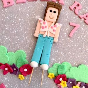 Roblox風フォンダンケーキトッパー 食べられる誕生日の女の子キャラクター カスタムデザイン パーソナライズされた男の子のスキン 花 葉 茂み 風景 画像 2