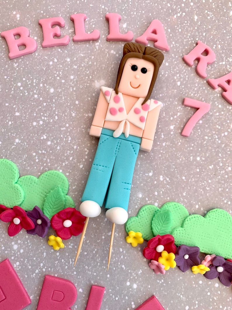 Roblox風フォンダンケーキトッパー 食べられる誕生日の女の子キャラクター カスタムデザイン パーソナライズされた男の子のスキン 花 葉 茂み 風景 画像 2