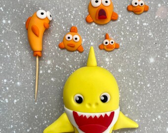 Bébé requin de gâteau sous le fondant de mer, premier gâteau d'anniversaire, fête d'anniversaire de bébé requin, décoration de gâteau d'anniversaire de requin sous la mer
