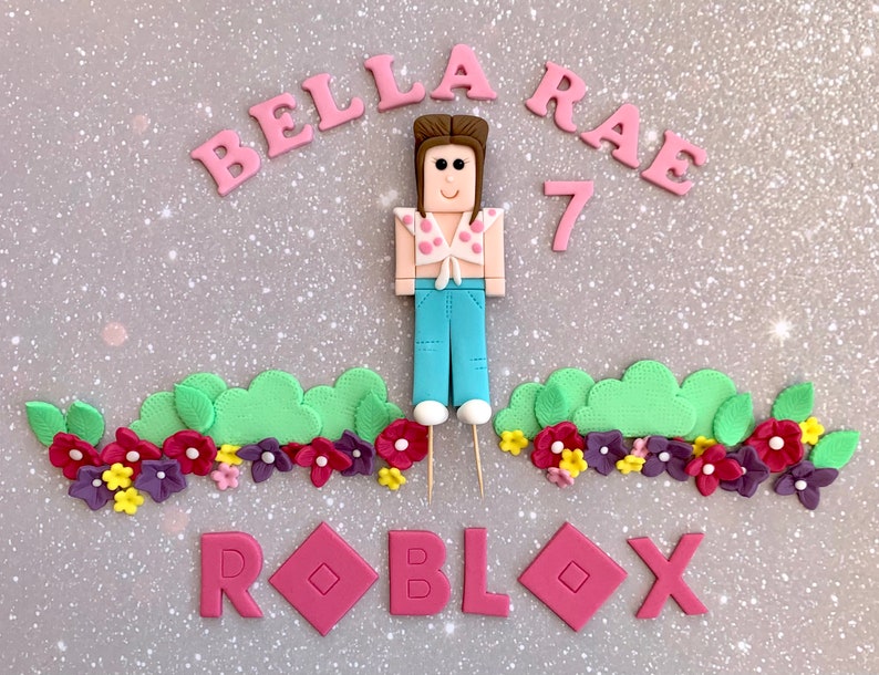 Roblox風フォンダンケーキトッパー 食べられる誕生日の女の子キャラクター カスタムデザイン パーソナライズされた男の子のスキン 花 葉 茂み 風景 画像 1