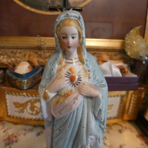 Beautiful French Antique Porcelain Biscuit Statue of the Virgin Mary&#39;s  Sacred Heart in Pastel Colors from the 1920s
