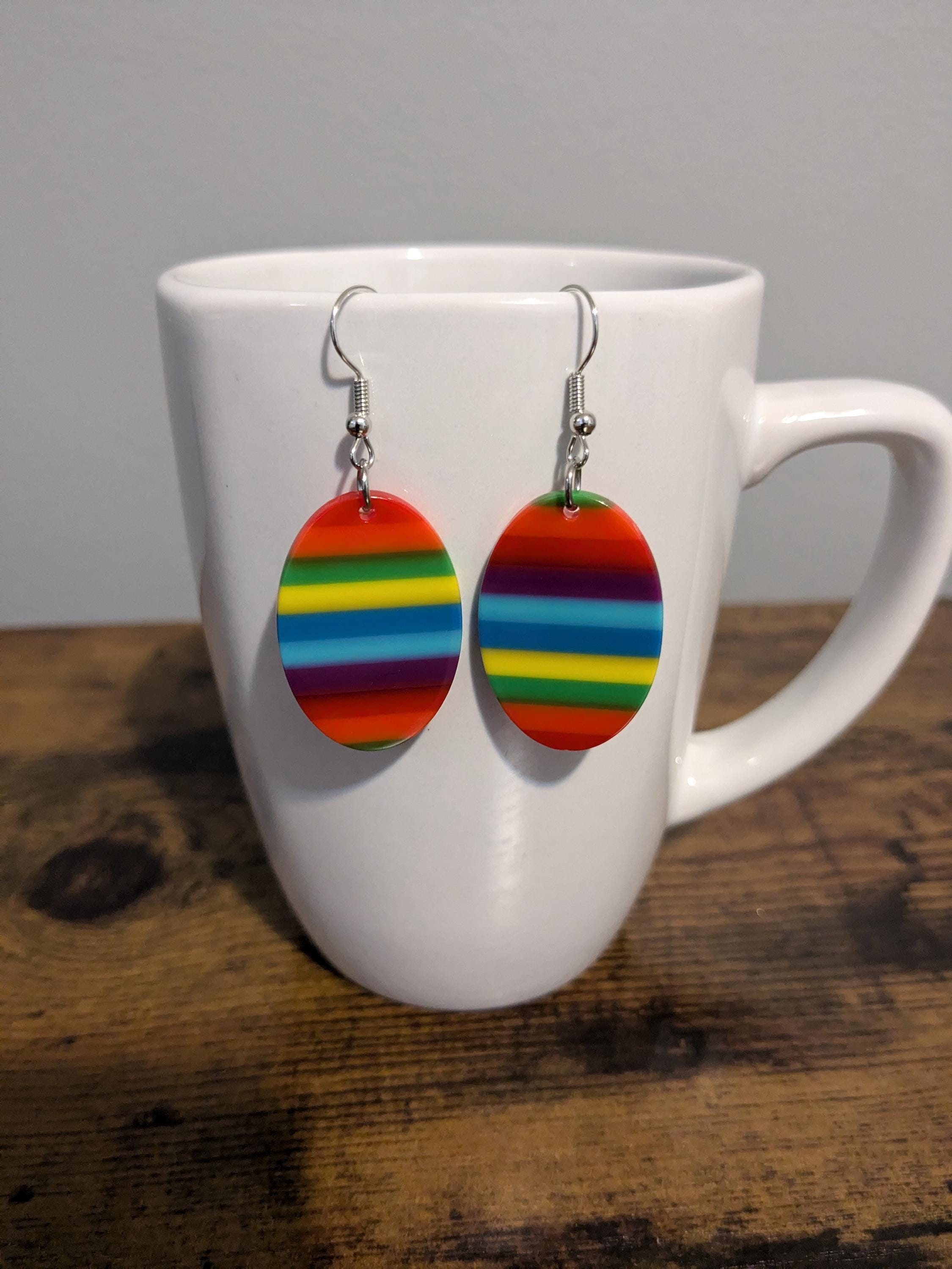 Pendientes colgantes ovalados con rayas de arcoíris / Pendientes de resina ligeros / Pendientes LQBTG Pride / Pendientes de amor divertido / Pendientes de colores brillantes
