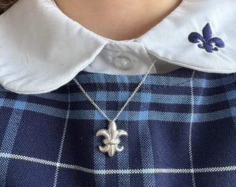 MEJOR: Conjunto de collar y aretes de flor de lis de Santa María personalizados