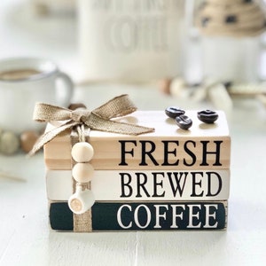 Miniboekenstapel koffiebar: handgemaakte mok en jutedecoratie