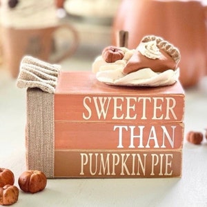 Pila de libros de pastel de calabaza de otoño hecha a mano: decoración de bandejas escalonadas