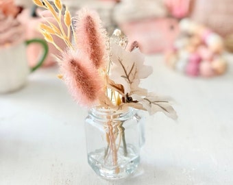 Arreglo floral rosa en jarrón para otoño: decoración con bandeja de varios niveles con flores artificiales.