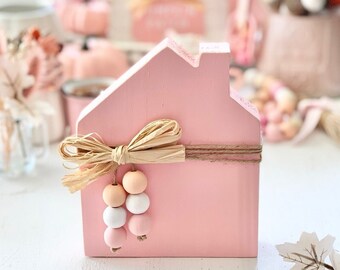 Casita de madera rosa otoñal: bandeja decorativa con lazo de rafia