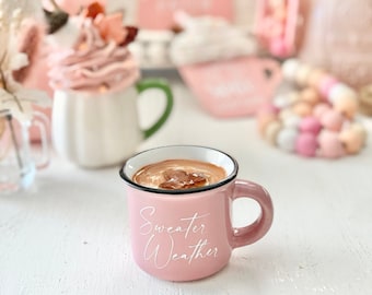 Taza de café con leche con especias de calabaza rosa hecha a mano: decoración otoñal para bandejas.