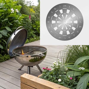 Puede incluir: Una barbacoa de acero inoxidable para exteriores con una tapa redonda en forma de cúpula y una rejilla de parrilla. La barbacoa está en una terraza de madera con plantas verdes en el fondo.