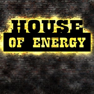 Puede incluir: Un letrero de neón negro y amarillo en una pared de ladrillo que dice "House of Energy".