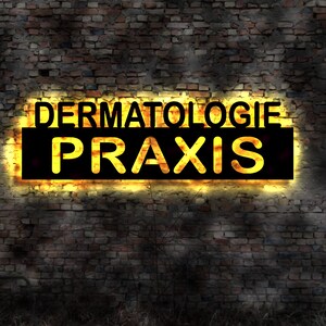Könnte beinhalten: Ein Neon-Schild mit den Worten "DERMATOLOGIE PRAXIS" in gelben Buchstaben auf schwarzem Hintergrund. Das Schild ist an einer Backsteinwand montiert.