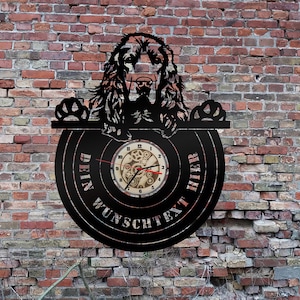 Puede incluir: Reloj de vinilo negro con una silueta de cabeza de perro y patas. La esfera del reloj tiene un diseño de engranaje y el texto "Dein Wunschtext Hier" está escrito alrededor del borde.