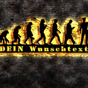 Könnte beinhalten: Ein schwarzes Wandbild aus Metall, das die Evolution des Menschen darstellt, mit einer Silhouette eines Mannes in Polizeiuniform am Ende der Reihe. Das Kunstwerk hat einen gelben Hintergrund mit dem Text "DEIN Wunschtext" in Schwarz.