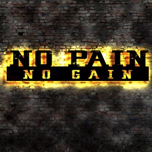 Könnte beinhalten: Eine Backsteinmauer mit einem Neon-Schild, auf dem in schwarzen Buchstaben mit gelbem Schein "NO PAIN NO GAIN" steht.